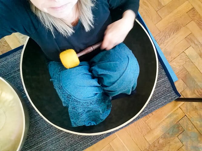 Selfie Beaty siedzącej w misie