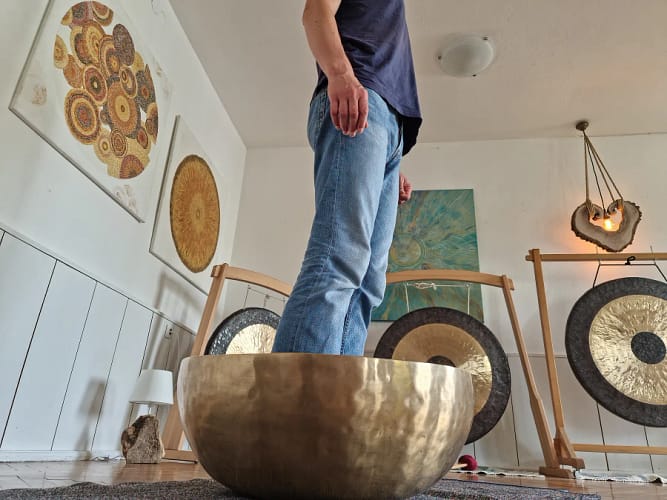 Człowiek stojący w misie