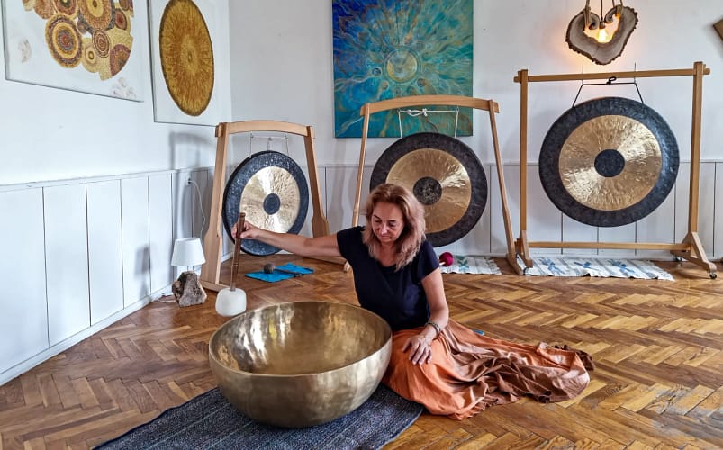 Beata Sypniewska siedząca obok misy kręgosłupowej