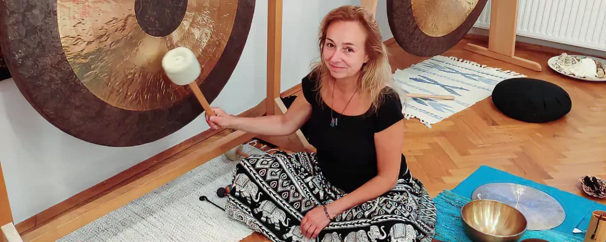 Beata Sypniewska siedząca przy gongu